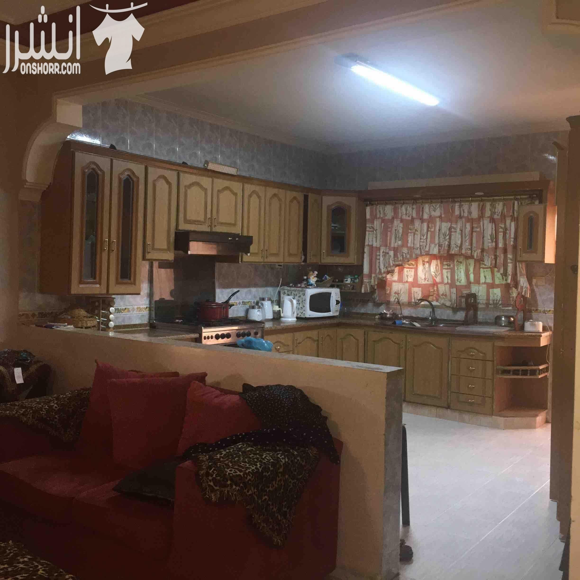 شقة طابقية مساحتها ١٩٠ متر في ضاحية الامير حسن للبيع الشقة طابق اول فوق الارضي مباشرة ٣ غرف نوم (واحدة ماستر) ٣ حمامات صالة و طبخ امريكي ( خشب بلوط) وصالون كبير وحمام ضيوف برندة الشقة مطلة على اكث...