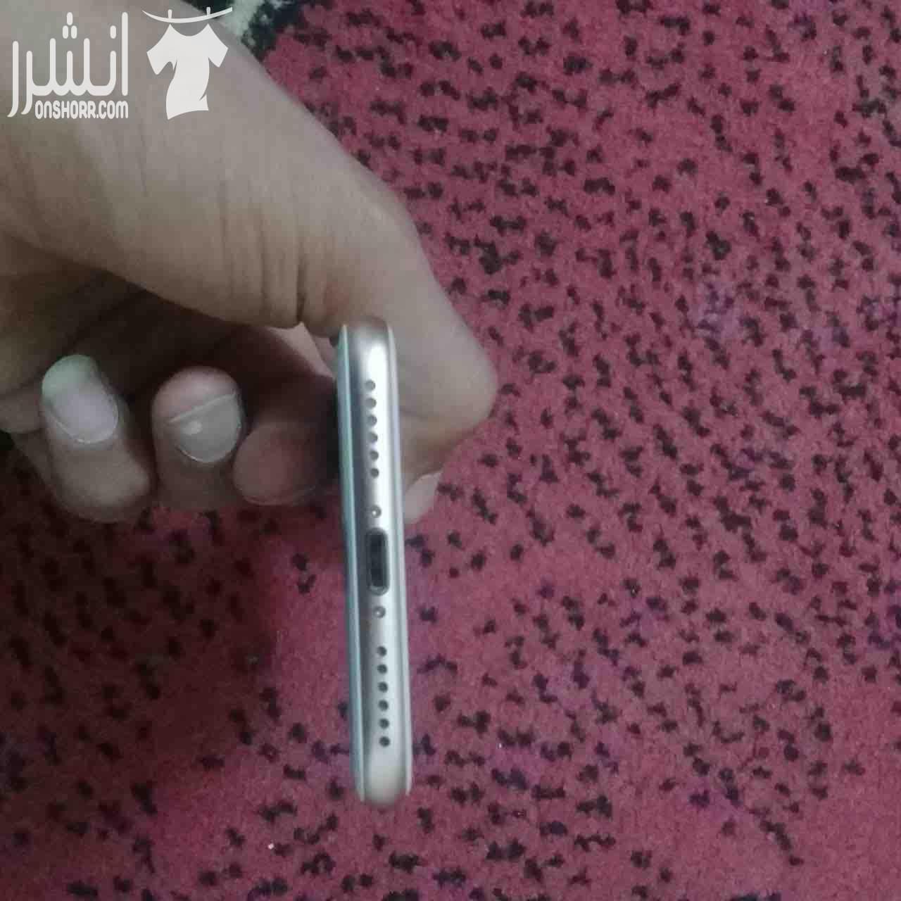 ايفون 8 نضيف اخو الجديد للبيع وقابل للبدل على ايفون 7 من 128 جيجا وفوق الايفون 8 موجود معو شاحن الاصلي وسماعة غير اصلية الذاكرة 64 سبب البيع فقط الرغبة في السفن عن جميع الاجهزة وافحص وين مابدك