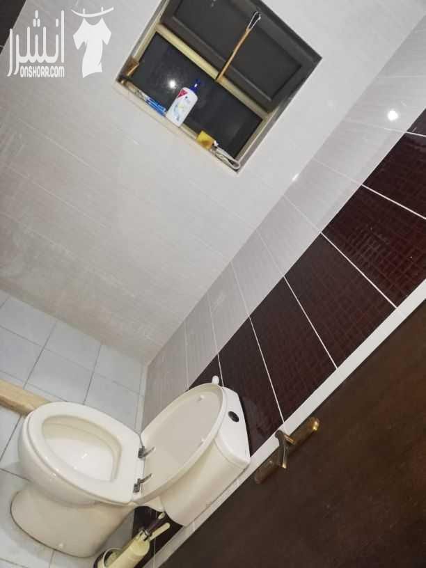 شقه للبيع المساحه ١٢٠م تقريبا طابق أول الموقع جبل الزهور بالقرب من مسجد خليل السالم مكونه من غرفة ضيوف وغرفة معيشه وغرفة نوم ماستر وغرفة نوم اطفال وحمام ومطبخ راكب وبرنده ويوجد اصانصيل وكراج عمر الإسك...