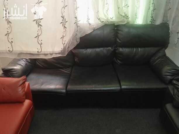 طقم كنب جلد للبيع مكون من ثلاثيه ومجوزتين سعره 300 دينار بوفيه للشاشه خشبها جدا ثقيل وتفصيل مو.جاهزه سعرها 200