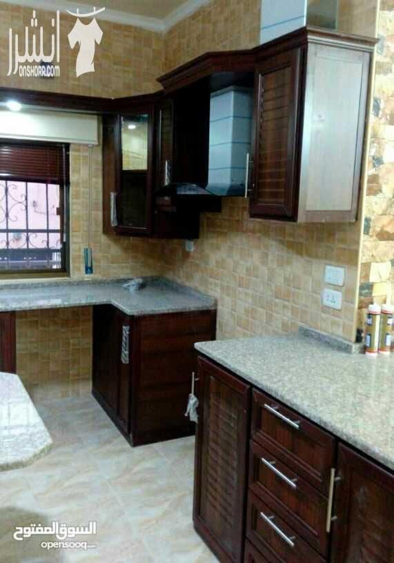 بيت سوبر ديلوكس للبيع اول ساكن في مغاريب السلط ..مساحة بناء 135 ومساحة الارض 239 متر مكون من 2 غرف نوم وغرفة معيشة مع مطبخ نظام امريكي جاهز وغرفة ضيوف وحمامين وجبنسبورد لجميع الغرف مع خزان ماء ارض...