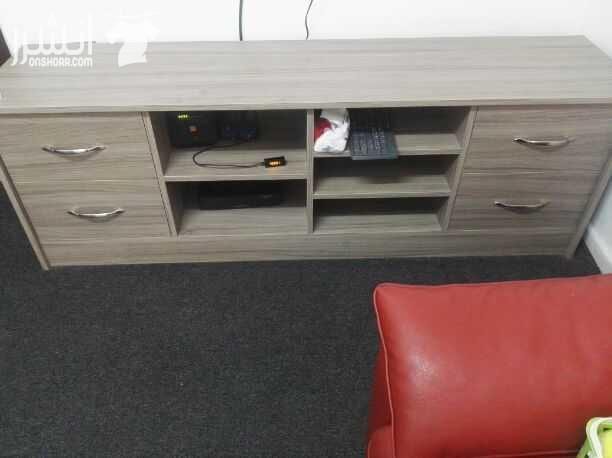 طقم كنب جلد للبيع مكون من ثلاثيه ومجوزتين سعره 300 دينار بوفيه للشاشه خشبها جدا ثقيل وتفصيل مو.جاهزه سعرها 200