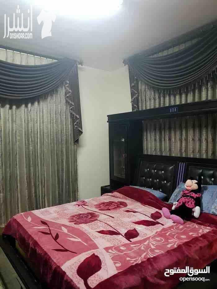 شقة بحالة جيدة جدا للبيع طابق ارضي مساحة 199 متر مكونة من 4 غرف وصالون واسع وحمام عدد2 ومطبخ راكب وبرندة وكراج للسيارة ومخزن مع حديقة ويصلح مكاتب مرخص تجاري