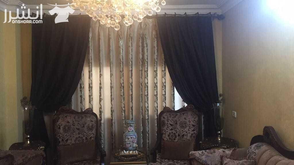 طقم كنابيات فخم بحاله ممتازه مع سجاده كبيره وطاولات قزاز وخشب مصري محفر وطاولتين صغار سحب ضيافه مع بردايه ٥٥٠ دينار هاتف رقم ٠٧٩٨٤٥٦٢٣٧