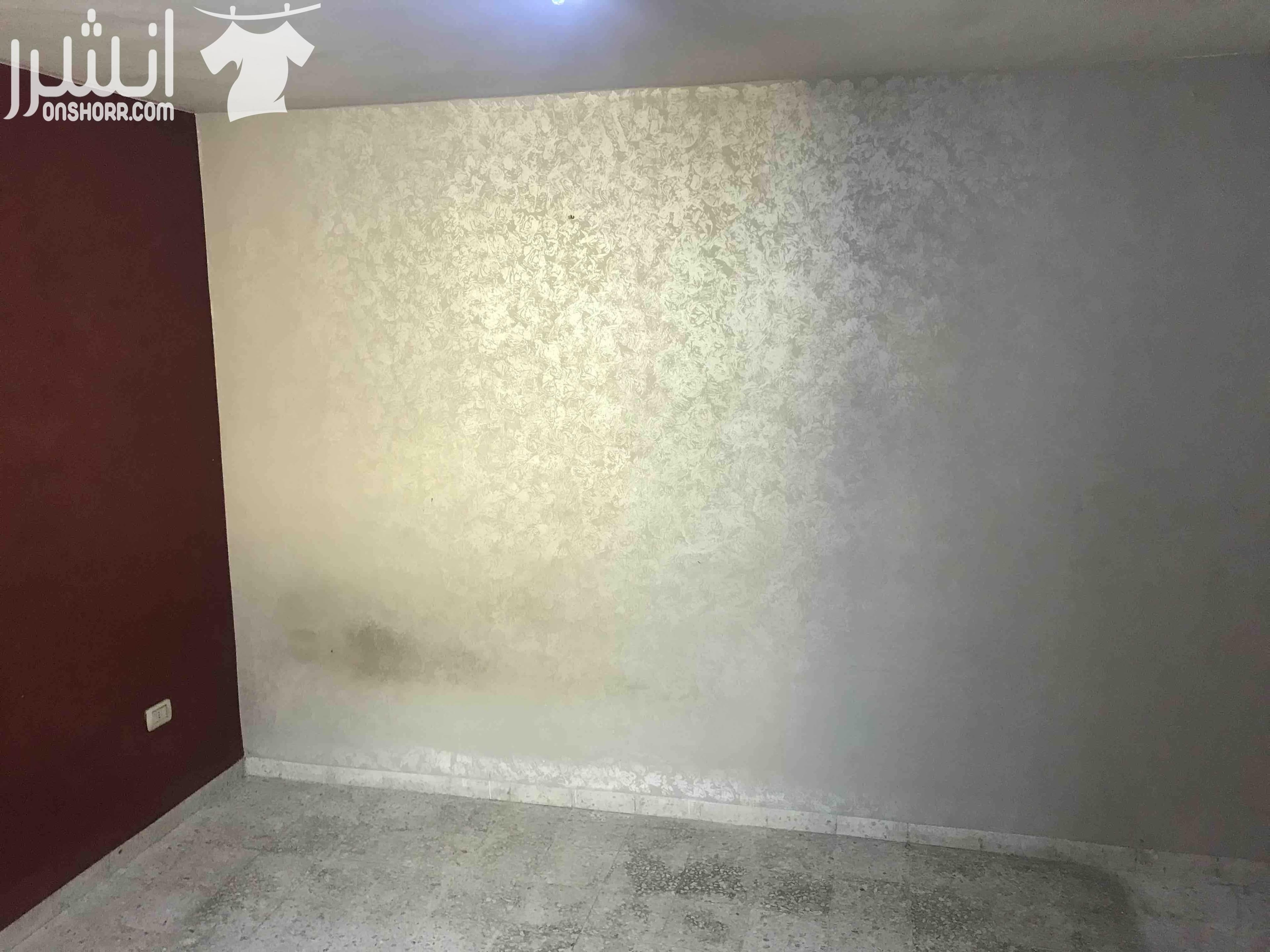 شقة للبيع موقعها ضاحية الامير حسن ، طابق ثاني مساحتها 150 m2 مكونة من ثلاث غرف نوم واسعة وصالة وغرفة ضيوف ومطبخ وحماميين وبلكونة ، عمر البناء 13 سنة الشقة معموللها ديكورات داخلية مع حماية شبابيك وابوا...
