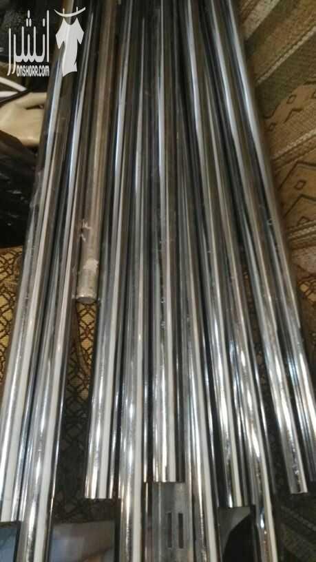 ديكور محل البسه للبيع خمس عمدان واجهه اربعه متر علاقات رفوف علاقات ملابس اضافيه مواسير تعليق اضافيه مع علاقاتهم وبترينة عرض اربع رفوف زجاج وثلاث مليكانات