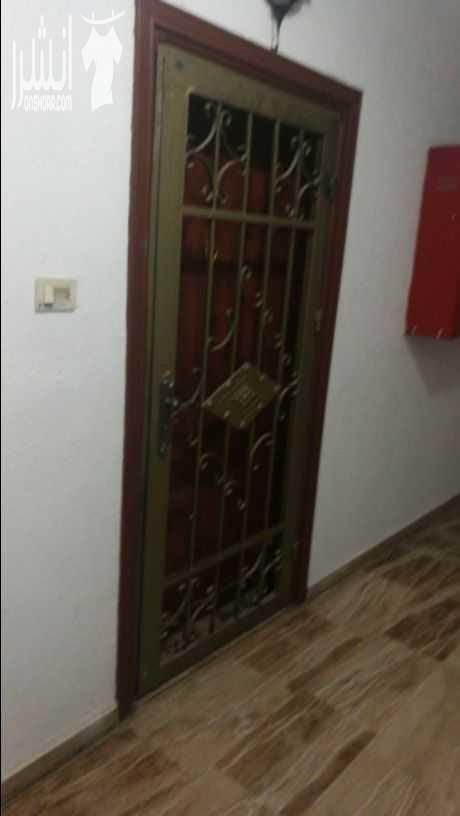 للبيع شقه في طبربور موقعها بين عريفه مول وعرجان مول طابق ثاني مساحتها 130 متر وعمرها 8 سنوات فيها مصعد وبسعر 48 الف دينار