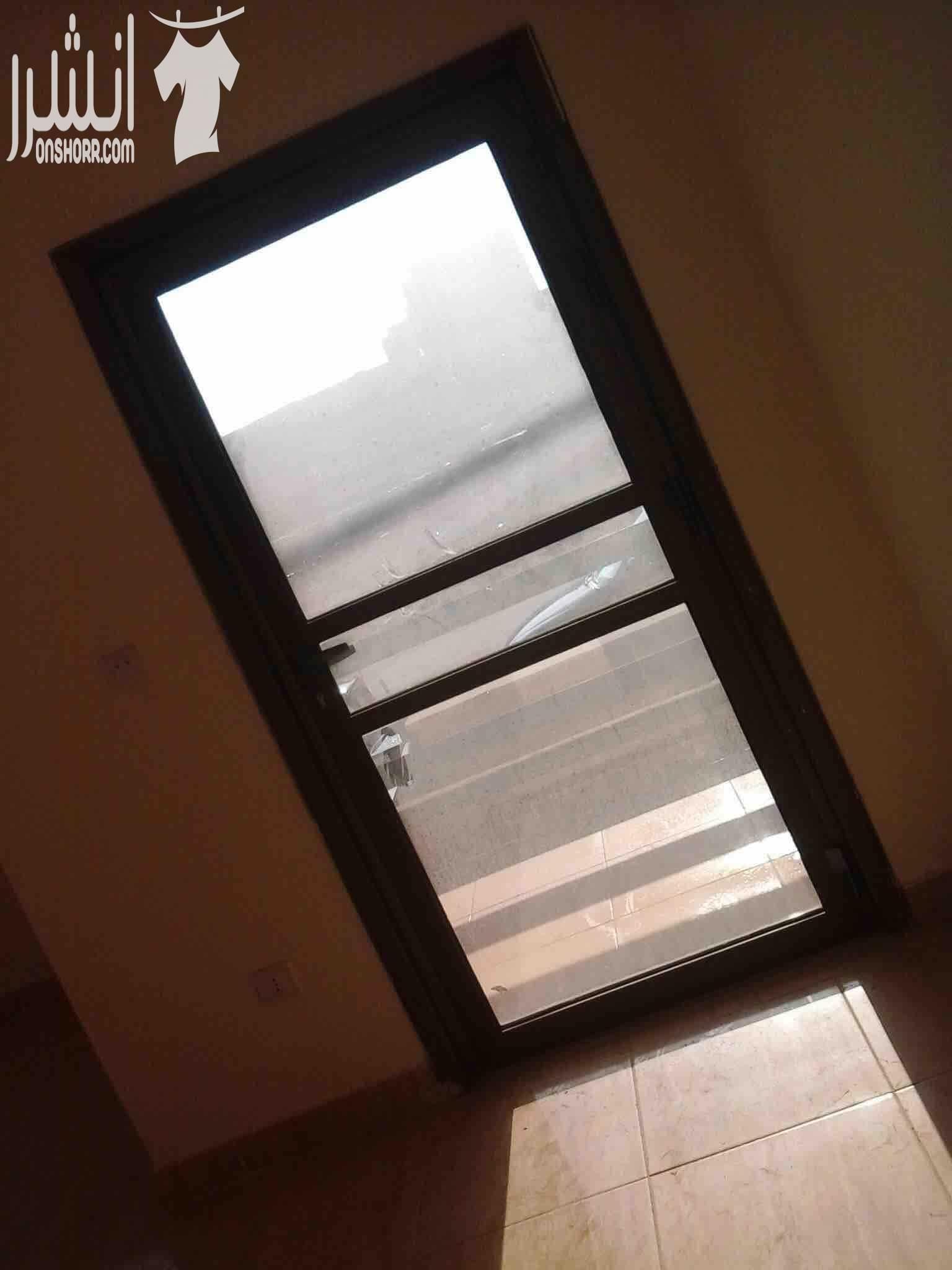 شقة طابق ارضي مكون من غرفتي نوم احداهما ماستر وصالة واسعة ومطبخ راكب وحمامين مع بلكونة مساحة 102م مدينة الشرق في الزرقاء