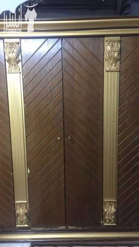 غرفة نوم اسره مصريه فخمه تفصيل للبيع بحال ممتاز بسعر ٥٠٠ دينار مع بردايه شباك وبرداية اباجور وكومدينه عدد ٢ من غير فرشة تخت مستعجل بداعي السفر هاتف رقم ٠٧٩٨٤٥٦٢٣٧