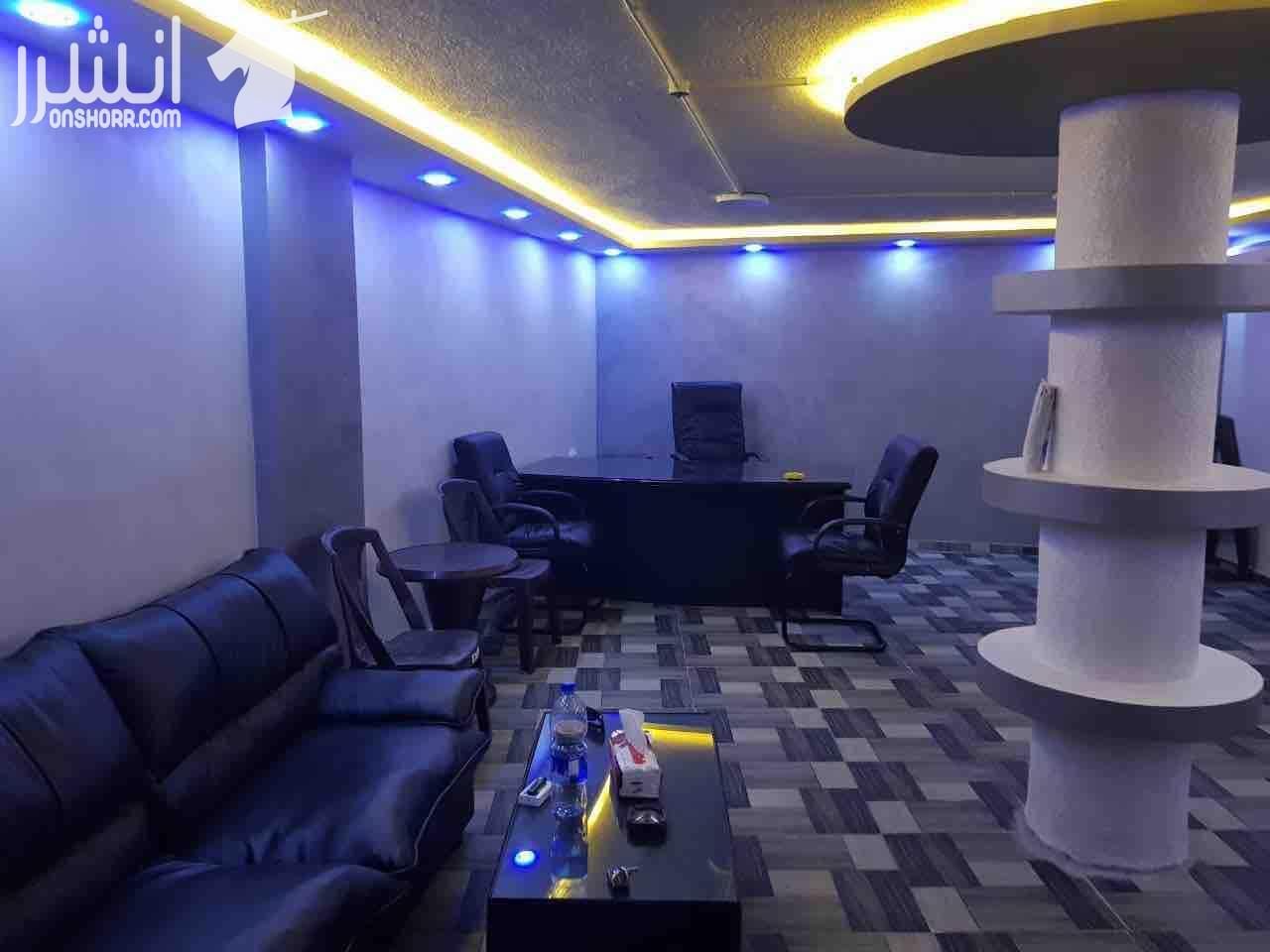 مجمع تجاري بمساحات واسعة.. ايجار محلات او صالة افراح او نادي حسب الرغبة... مجمع ذات جودة و تصاميم عالية و جميلة جداً...مساحات هائلة ..يوجد اصنصير و مرافق عامة للسيدات و اخرى للرجال ..المجمع يتكون من ٣...