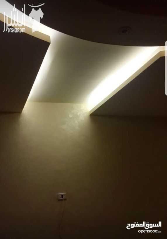 شقة شبه أرضي للبيع مكونة من 3 نوم واحد ماستر ويوجد في حمام الماستر جاكوزي غرفة ضيوف مع سفرة واسعة جدا غرفة معيشة تتسع لـ طقمين كنب مطبخ خشب بلوط صولد لون خمري حديقة واسعة جدا جدا جدا ومحجرة يعني الحيط...