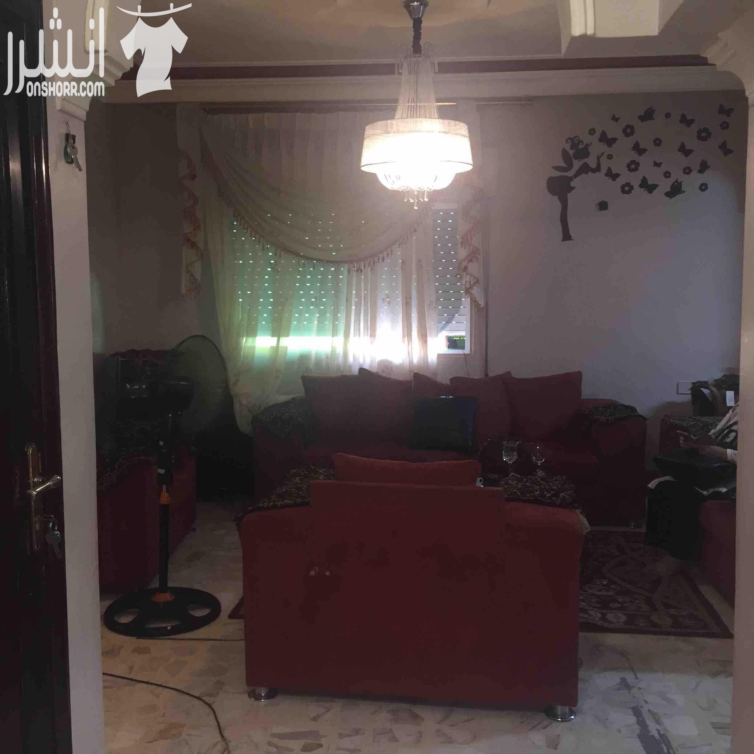 شقة طابقية مساحتها ١٩٠ متر في ضاحية الامير حسن للبيع الشقة طابق اول فوق الارضي مباشرة ٣ غرف نوم (واحدة ماستر) ٣ حمامات صالة و طبخ امريكي ( خشب بلوط) وصالون كبير وحمام ضيوف برندة الشقة مطلة على اكث...