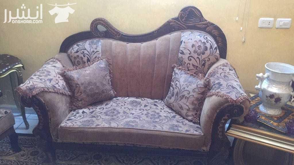 طقم كنابيات فخم بحاله ممتازه مع سجاده كبيره وطاولات قزاز وخشب مصري محفر وطاولتين صغار سحب ضيافه مع بردايه ٥٥٠ دينار هاتف رقم ٠٧٩٨٤٥٦٢٣٧
