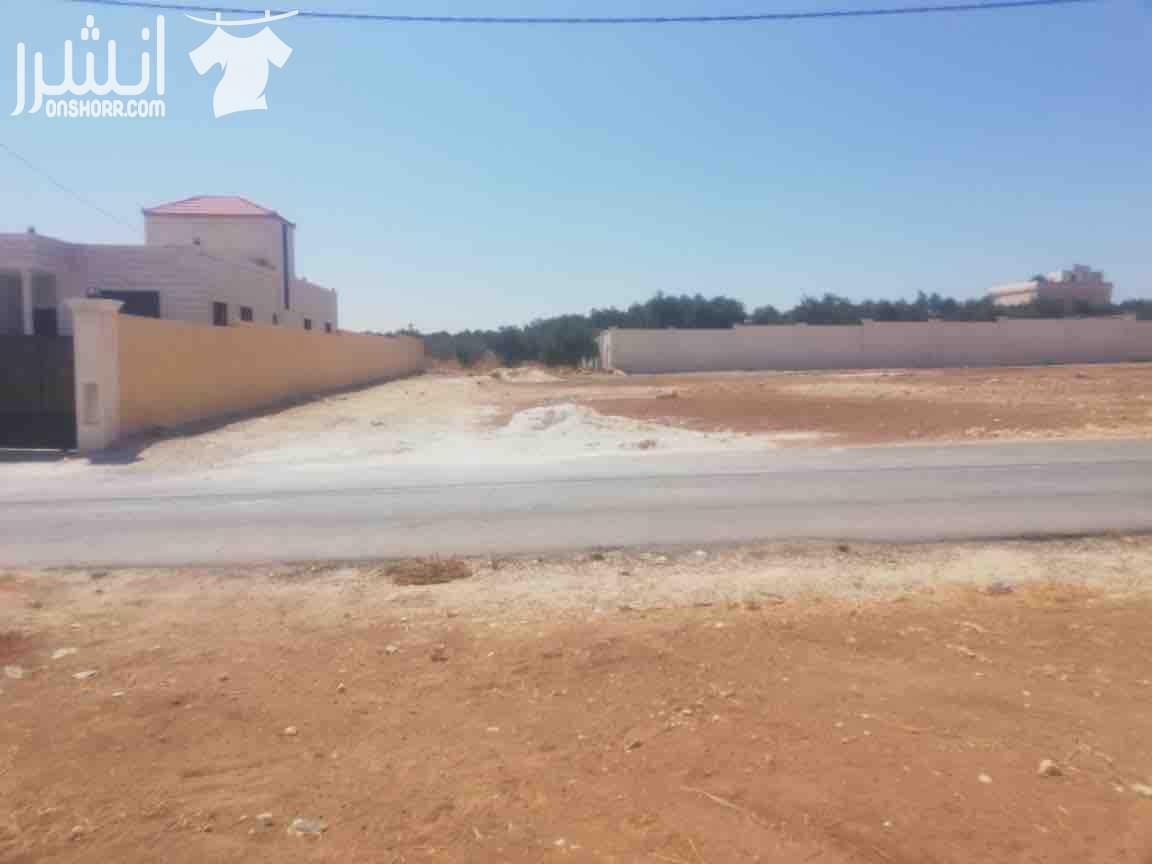 ارض للبيع في القسطل حوض الغزلانيات, مساحة 759متر قبل جسر المطار ب 3 كم تبعد عن طريق المطار 800 متر, منطقة سكنية مميزة واصل كافة الخدمات, 0780444895