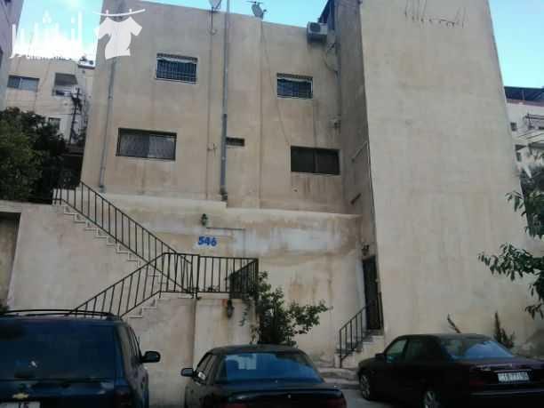قطعة الارض مساحة ٥١٦ متر مربع مقام على جزء من قطعة الارض بيت مكون من طابقين وروف مساحة كل طابق ١٤٠ متر مربع ويوجد مخزن تحت الارض وباقي الارض مجهزة للبناء .. تقع على نقطة التقاء شارع الاردن بشارع الاست...
