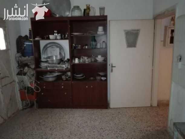 بيت مستقل قديم للبيع عل درج في حي نزال منطقه بدر لفتا شارع باب الساهره عمر البناء ٤٠ سنه مساحه الارض ٢٣٩متر مكون من طابقين الطابق الأول مساحته ٦٠متر مكون غرفتين نوم وحمام ومطبخ وساحه اماميه والطابق ال...