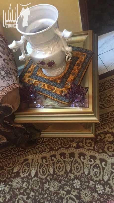 طقم غرفة ضيوف مع طاولات مصري محفر قزاز وخشب وحده كبيره وتنتين صغار وسجاده جديده كامل الغرفه وطاولتين سحب سيرفس وبردايه غرفه كامله بسعر ٥٥٠ دينار مستعجل بداعي السفر هاتف رقم ٠٧٩٨٤٥٦٢٣٧