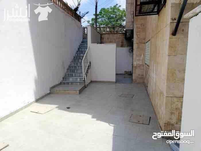 شقق عدد 4 بجانب بعض مفروشة للطلاب الجامعات بجانب الجامعة الاردنية طلوع نفين شقة مفروشة و مجهزة بلكامل مع مكيفات بسعر180 دينار شهري 50 تأمين مسترجع عند الانتهاء الكهرباء و الماء على المسأجر و ممك...