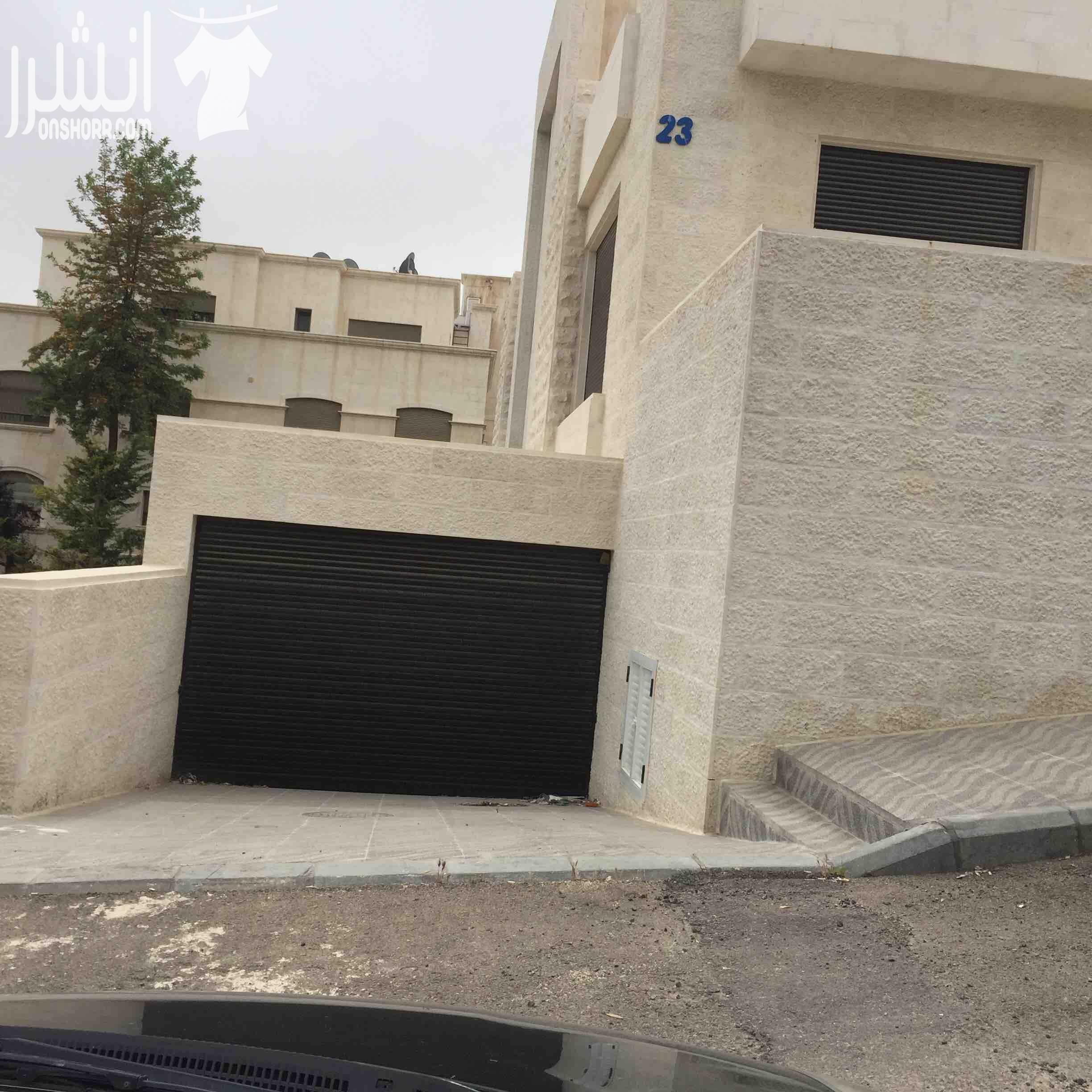 فيلا مستقلة و مميزة للبيع في اجمل مواقع دابوق بالقرب من القصور الملكية تتكون من ٣ طوابق : الطابق الاول يتكون من 3 غرف نوم ماستر و غرفة معيشة و مطبخ راكب من جورسال و صالون ضيوف و حمام مستقل للضيوف ال...