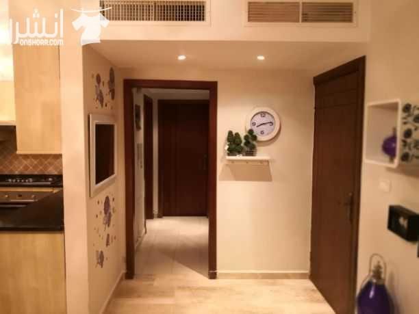 شقة مفروشة فاخرة في ضاحية الأمير راشد خلف زين و بالقرب من ستاربكس و سيفوي عفش فاخر كامل، مطبخ جوايكو، تكيف مركزي، غرفتين نوم، حمام، غرفة جلوس منافع. مدخل مستقل من الشارع و مدخل من العمارة مقابل الا...