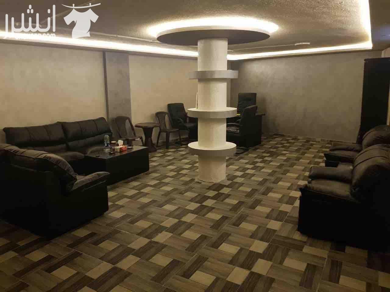 مجمع تجاري بمساحات واسعة.. ايجار محلات او صالة افراح او نادي حسب الرغبة... مجمع ذات جودة و تصاميم عالية و جميلة جداً...مساحات هائلة ..يوجد اصنصير و مرافق عامة للسيدات و اخرى للرجال ..المجمع يتكون من ٣...