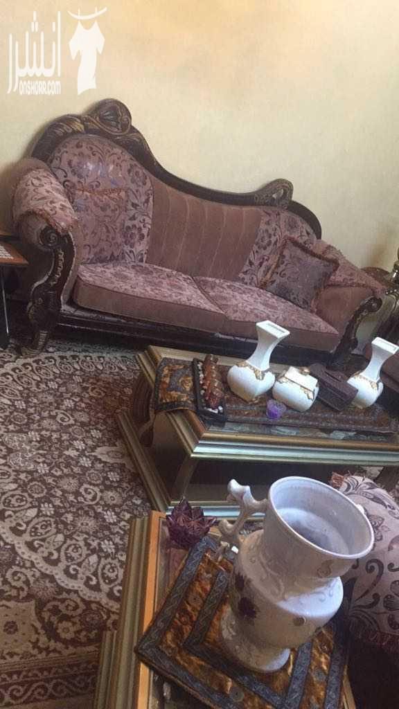 طقم كنابيات فخم بحاله ممتازه مع سجاده كبيره وطاولات قزاز وخشب مصري محفر وطاولتين صغار سحب ضيافه مع بردايه ٥٥٠ دينار هاتف رقم ٠٧٩٨٤٥٦٢٣٧