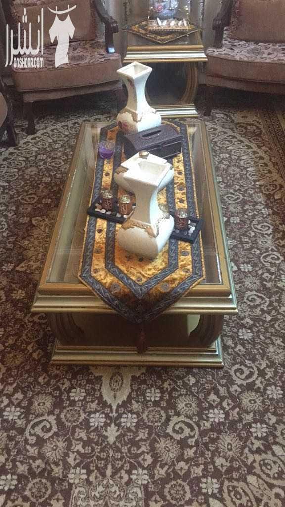 طقم كنابيات فخم بحاله ممتازه مع سجاده كبيره وطاولات قزاز وخشب مصري محفر وطاولتين صغار سحب ضيافه مع بردايه ٥٥٠ دينار هاتف رقم ٠٧٩٨٤٥٦٢٣٧