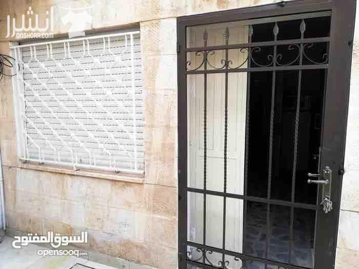شقق عدد 4 بجانب بعض مفروشة للطلاب الجامعات بجانب الجامعة الاردنية طلوع نفين شقة مفروشة و مجهزة بلكامل مع مكيفات بسعر180 دينار شهري 50 تأمين مسترجع عند الانتهاء الكهرباء و الماء على المسأجر و ممك...