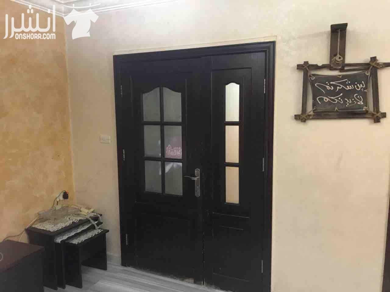 شقة للبيع في الجبيهة بالقرب من مدارس الإبداع التربوي تسوية غير مضغوطة مساحة ١٦٢ متر مربع تتكون من ٣ غرف نوم ٣ حمامات صالون كبيرة وغرفة معيشة كبيرة مطلخ راكب وتدفئة مركزية حديقة ٦٠ متر مربع باربكيو و...
