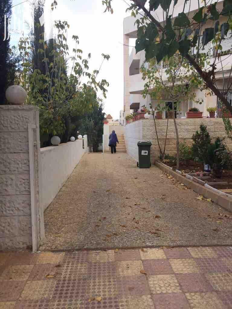 خلدا شقه ارضيه من ڤيلأ مساحه 180م داخلي خارجي 350م 3نوم 2حمام مطبخ غرفت معيشه وضيوف وسفره غرفت شغاله مستودع كراج خاص تدفئه مركزيه حديقه جميله جدا واسعه السعر 7500 على دفعات للجادين الرجاء التوا...