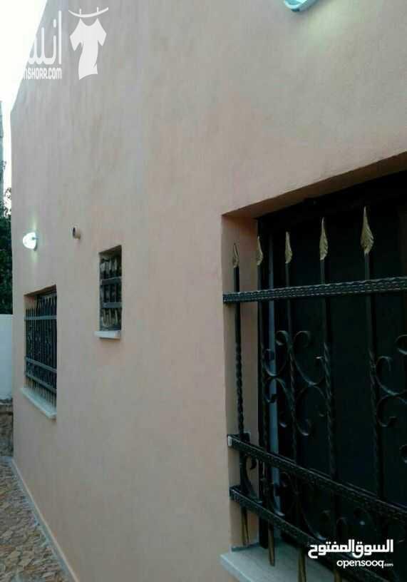 بيت سوبر ديلوكس للبيع اول ساكن في مغاريب السلط ..مساحة بناء 135 ومساحة الارض 239 متر مكون من 2 غرف نوم وغرفة معيشة مع مطبخ نظام امريكي جاهز وغرفة ضيوف وحمامين وجبنسبورد لجميع الغرف مع خزان ماء ارض...