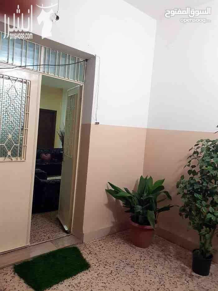 شقة بحالة جيدة جدا للبيع طابق ارضي مساحة 199 متر مكونة من 4 غرف وصالون واسع وحمام عدد2 ومطبخ راكب وبرندة وكراج للسيارة ومخزن مع حديقه للأستفسار ٠٧٩٥٨٨٧١٤١