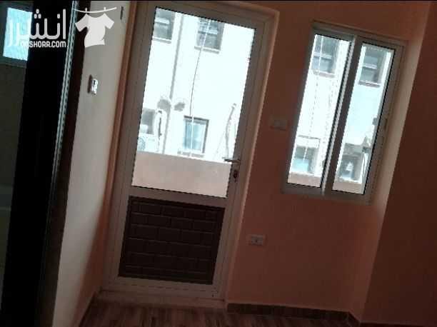 استوديو فاخر للايجار : 3 غرف لكل غرفه حمام شخصي بالاضافه الى صالون و مطبخ مشترك العنوان : اربد شارع الجامعه عماره رامي ابو عين رقم 17 شقه رقم 15 بجانب مطعم سناره 2 الايجار 250 شهري للتواصل 0792029439