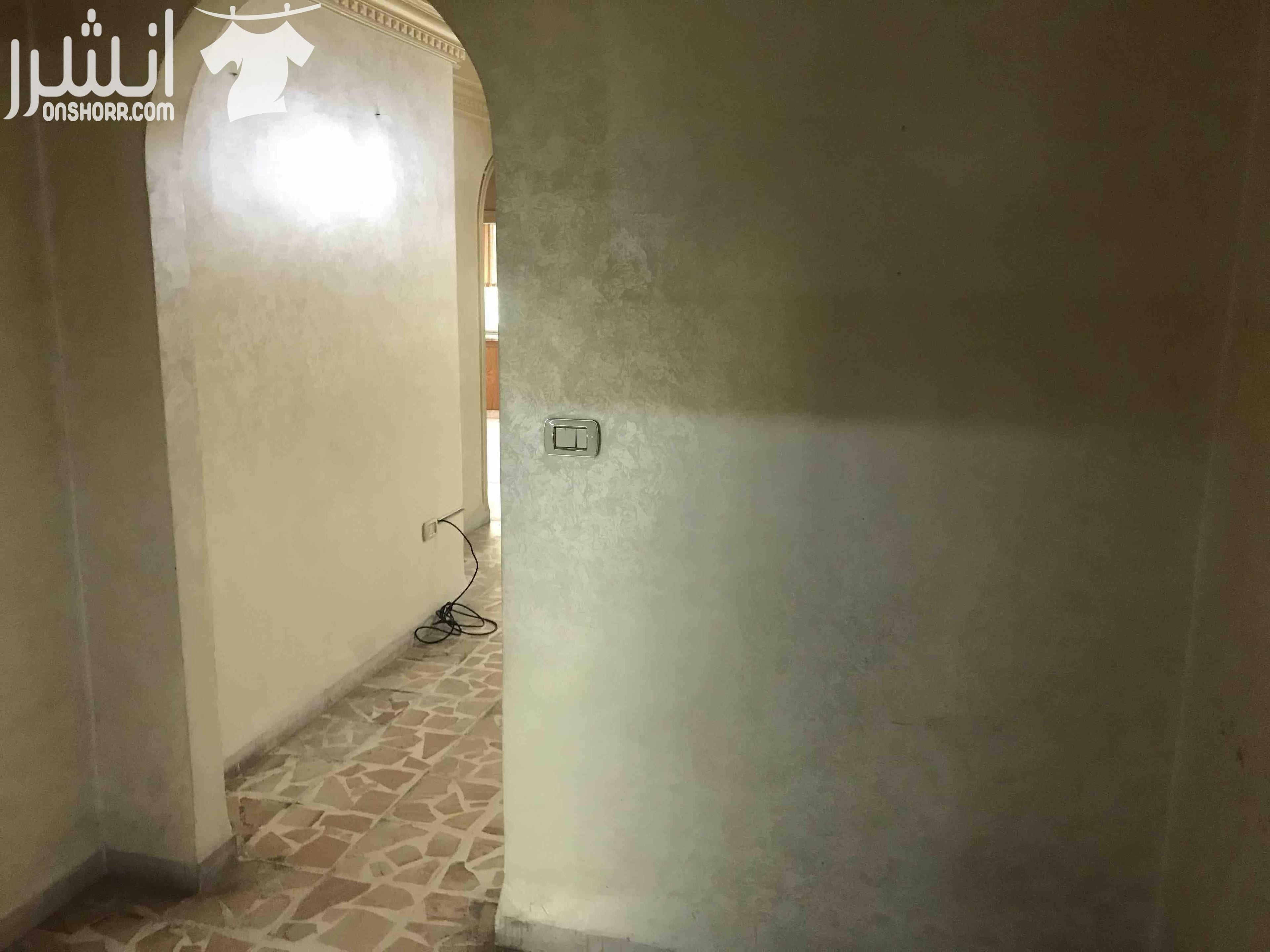 شقة للبيع موقعها ضاحية الامير حسن ، طابق ثاني مساحتها 150 m2 مكونة من ثلاث غرف نوم واسعة وصالة وغرفة ضيوف ومطبخ وحماميين وبلكونة ، عمر البناء 13 سنة الشقة معموللها ديكورات داخلية مع حماية شبابيك وابوا...