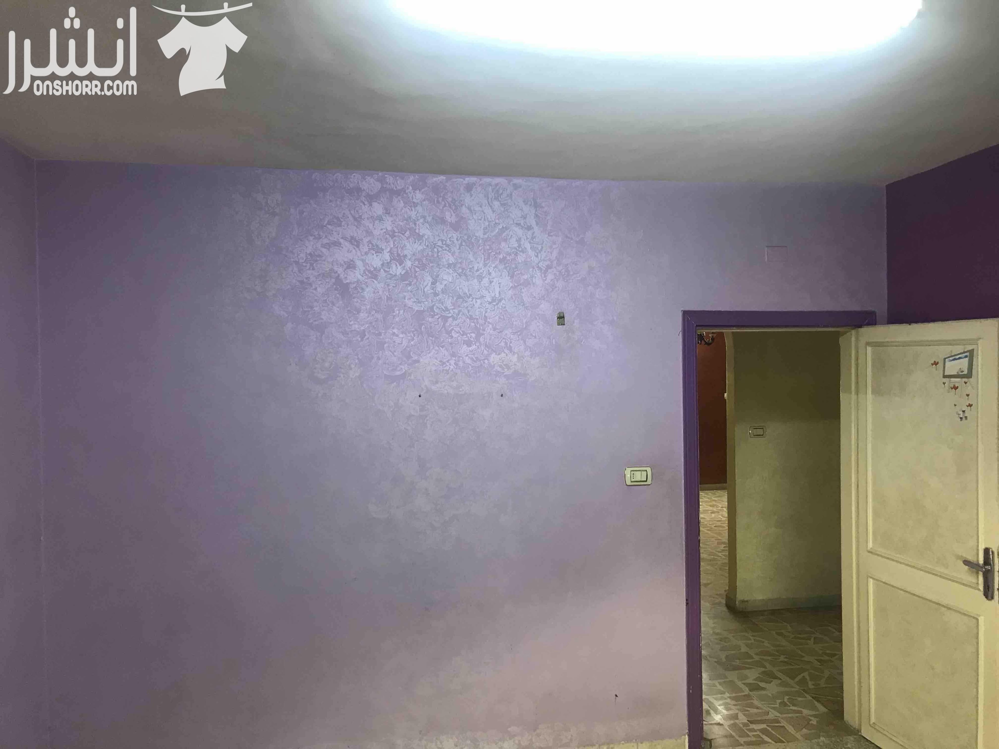 شقة للبيع موقعها ضاحية الامير حسن ، طابق ثاني مساحتها 150 m2 مكونة من ثلاث غرف نوم واسعة وصالة وغرفة ضيوف ومطبخ وحماميين وبلكونة ، عمر البناء 13 سنة الشقة معموللها ديكورات داخلية مع حماية شبابيك وابوا...