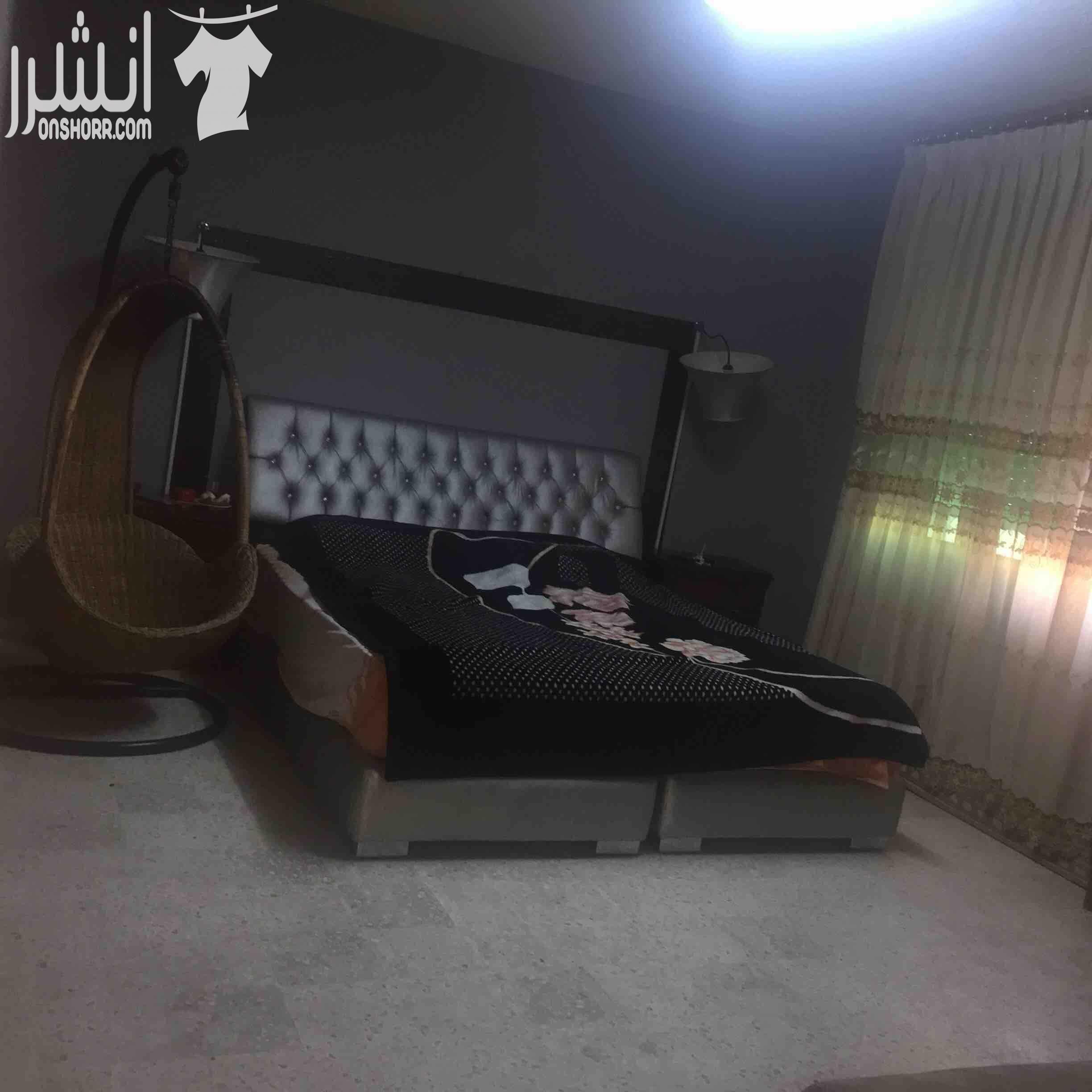 شقة طابقية مساحتها ١٩٠ متر في ضاحية الامير حسن للبيع الشقة طابق اول فوق الارضي مباشرة ٣ غرف نوم (واحدة ماستر) ٣ حمامات صالة و طبخ امريكي ( خشب بلوط) وصالون كبير وحمام ضيوف برندة الشقة مطلة على اكث...