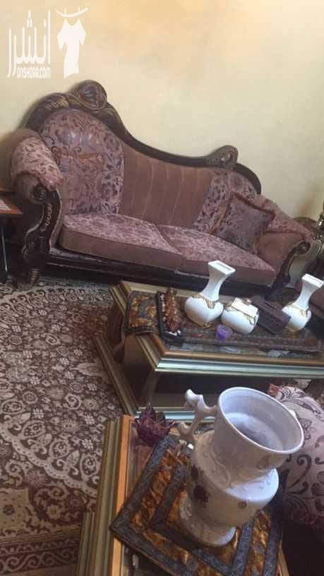 طقم غرفة ضيوف مع طاولات مصري محفر قزاز وخشب وحده كبيره وتنتين صغار وسجاده جديده كامل الغرفه وطاولتين سحب سيرفس وبردايه غرفه كامله بسعر ٥٥٠ دينار مستعجل بداعي السفر هاتف رقم ٠٧٩٨٤٥٦٢٣٧