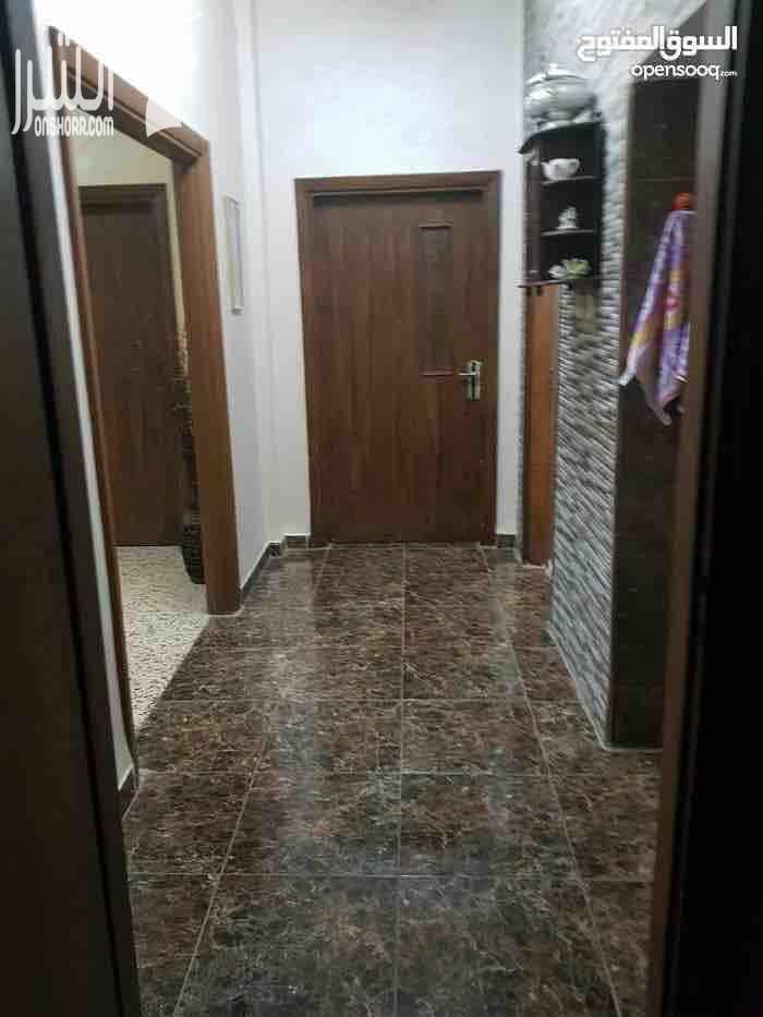 شقة بحالة جيدة جدا للبيع طابق ارضي مساحة 199 متر مكونة من 4 غرف وصالون واسع وحمام عدد2 ومطبخ راكب وبرندة وكراج للسيارة ومخزن مع حديقة عمر البناء ٢٠
