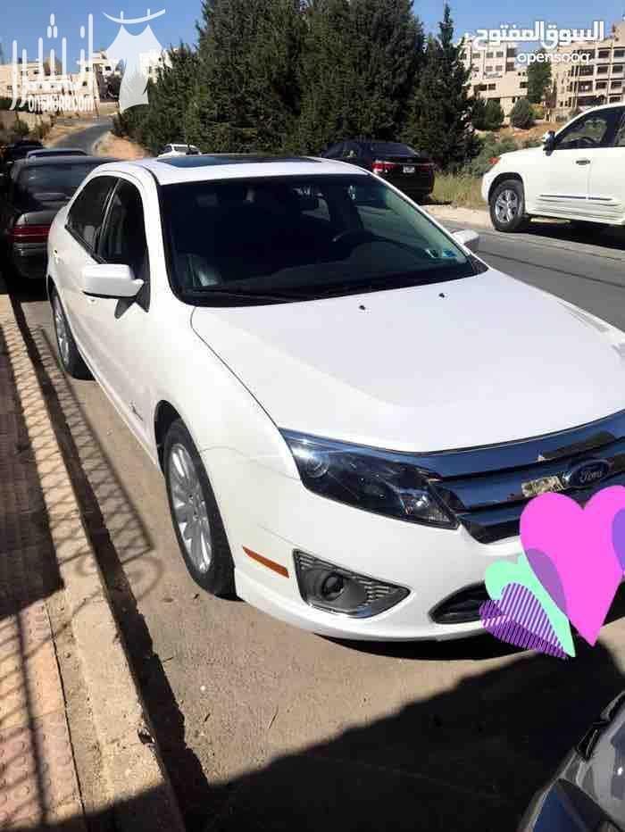 فورد فيوجن لون ابض عظمي حساس خلفي ، كاميرا خلفيه، حساس على المراي الجانبين، كراسي اماميه كهربا، غرفه بيج جلد، تحكم طاره، بلوتوث، نظام ناطق سيري، فتحه كريستال، نظام صوت سوني، 12 سماعه، السياره مالك و...