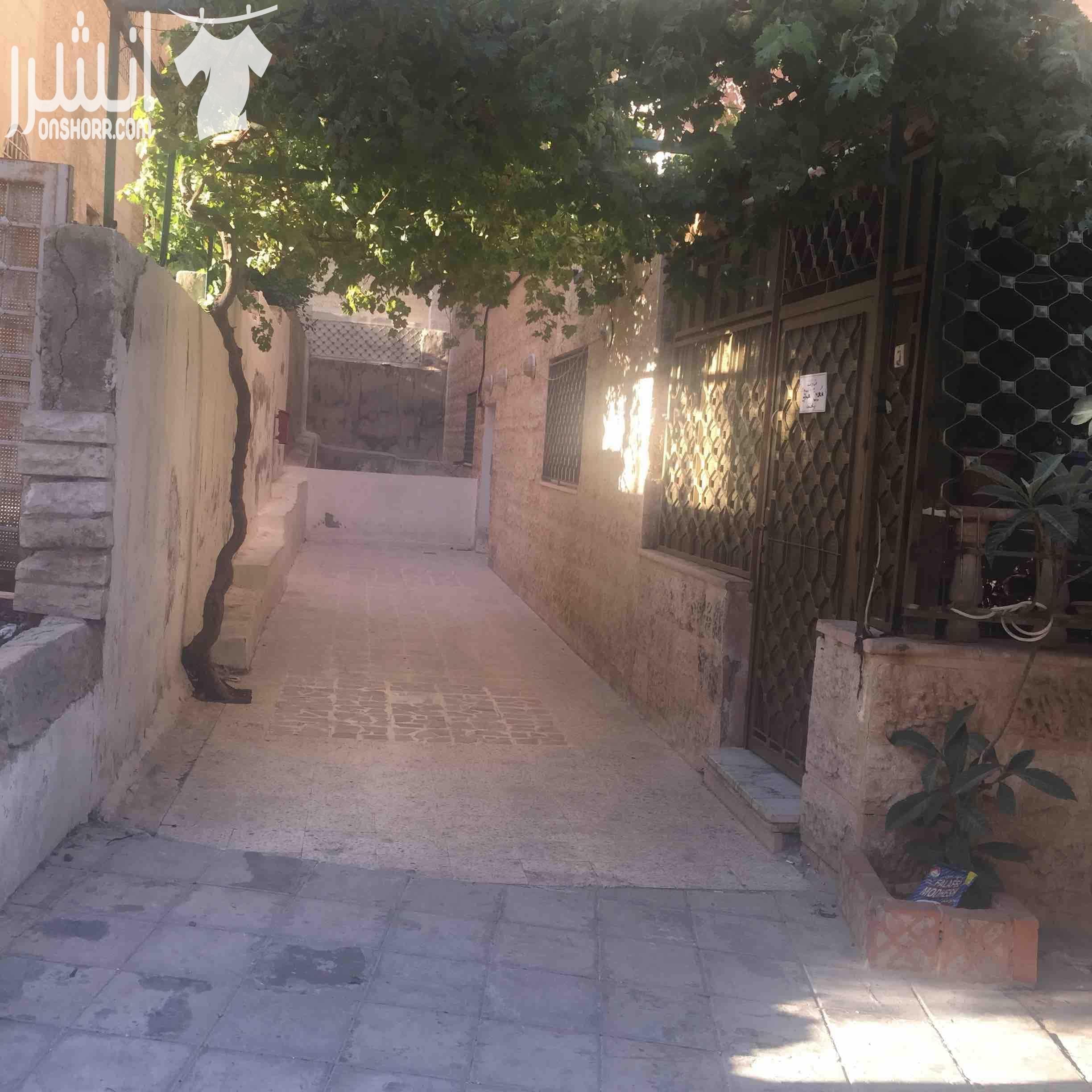 شقة طابقية مساحتها ١٩٠ متر في ضاحية الامير حسن للبيع الشقة طابق اول فوق الارضي مباشرة ٣ غرف نوم (واحدة ماستر) ٣ حمامات صالة و طبخ امريكي ( خشب بلوط) وصالون كبير وحمام ضيوف برندة الشقة مطلة على اكث...