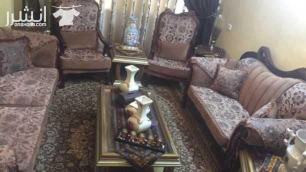 طقم غرفة ضيوف مع طاولات مصري محفر قزاز وخشب وحده كبيره وتنتين صغار وسجاده جديده كامل الغرفه وطاولتين سحب سيرفس وبردايه غرفه كامله بسعر ٥٥٠ دينار مستعجل بداعي السفر هاتف رقم ٠٧٩٨٤٥٦٢٣٧