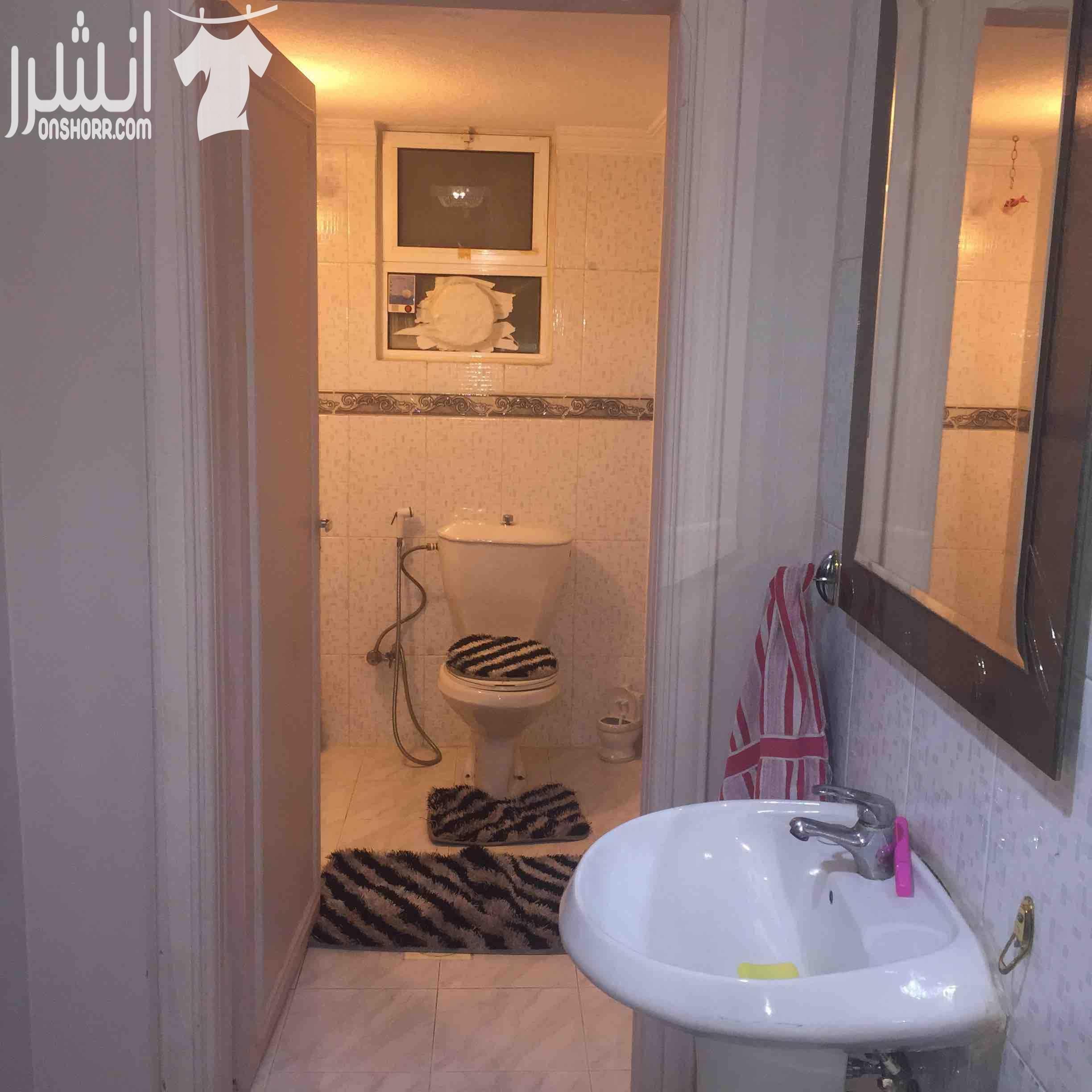 شقة طابقية مساحتها ١٩٠ متر في ضاحية الامير حسن للبيع الشقة طابق اول فوق الارضي مباشرة ٣ غرف نوم (واحدة ماستر) ٣ حمامات صالة و طبخ امريكي ( خشب بلوط) وصالون كبير وحمام ضيوف برندة الشقة مطلة على اكث...