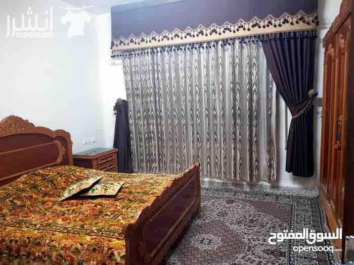 شقة بحالة جيدة جدا للبيع طابق ارضي مساحة 199 متر مكونة من 4 غرف وصالون واسع وحمام عدد2 ومطبخ راكب وبرندة وكراج للسيارة ومخزن مع حديقه للأستفسار ٠٧٩٥٨٨٧١٤١