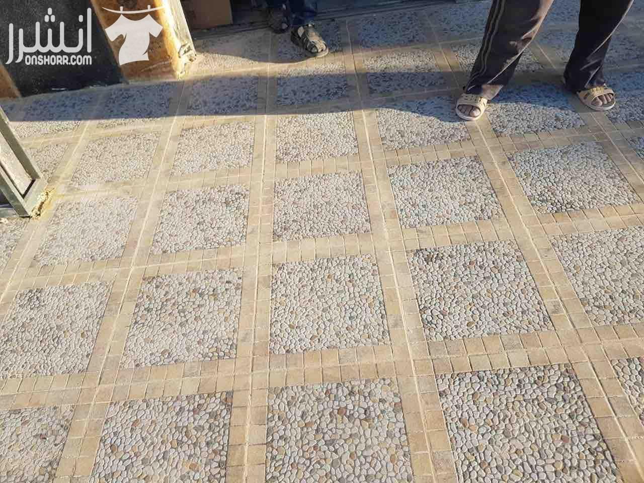 مجمع تجاري بمساحات واسعة.. ايجار محلات او صالة افراح او نادي حسب الرغبة... مجمع ذات جودة و تصاميم عالية و جميلة جداً...مساحات هائلة ..يوجد اصنصير و مرافق عامة للسيدات و اخرى للرجال ..المجمع يتكون من ٣...