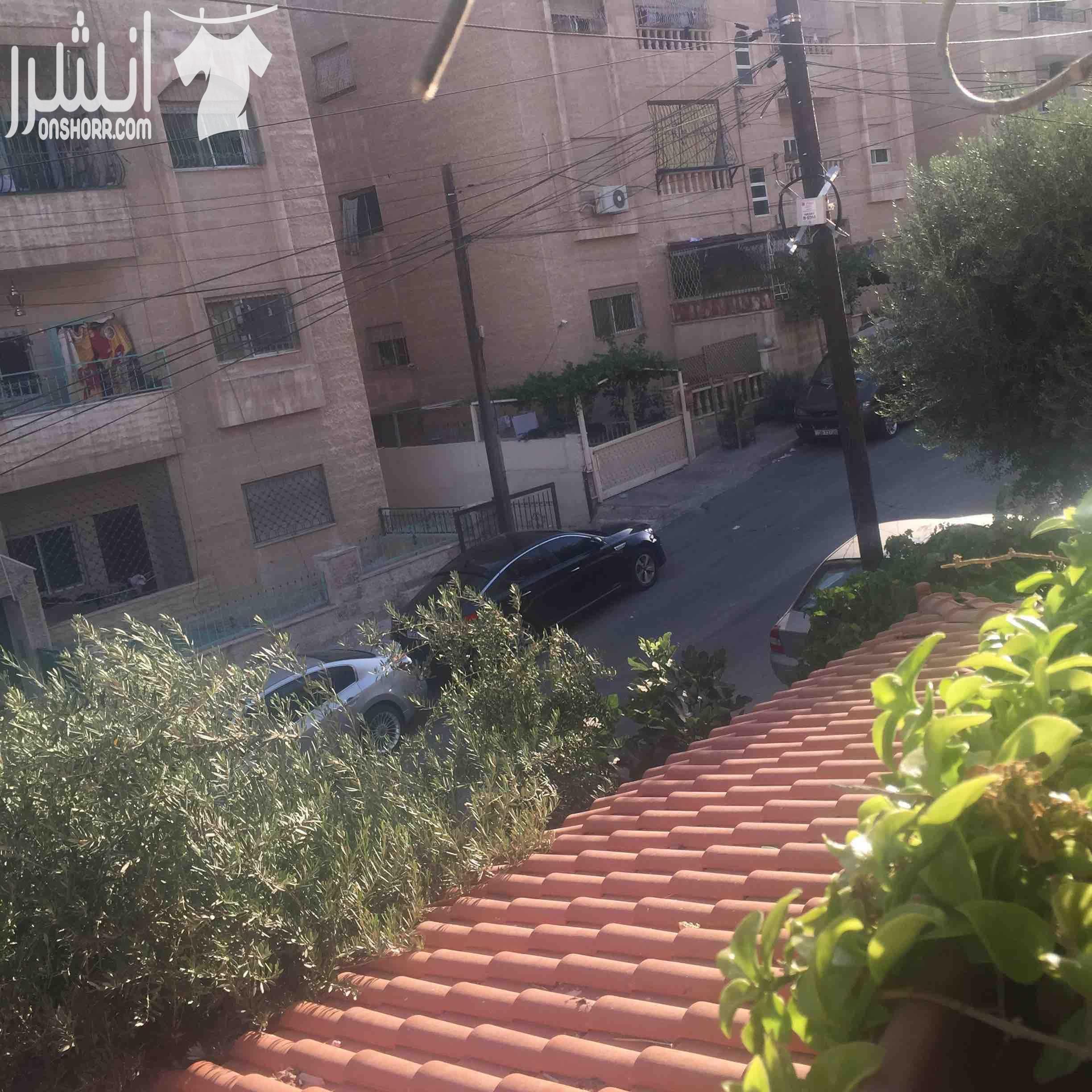 شقة طابقية مساحتها ١٩٠ متر في ضاحية الامير حسن للبيع الشقة طابق اول فوق الارضي مباشرة ٣ غرف نوم (واحدة ماستر) ٣ حمامات صالة و طبخ امريكي ( خشب بلوط) وصالون كبير وحمام ضيوف برندة الشقة مطلة على اكث...