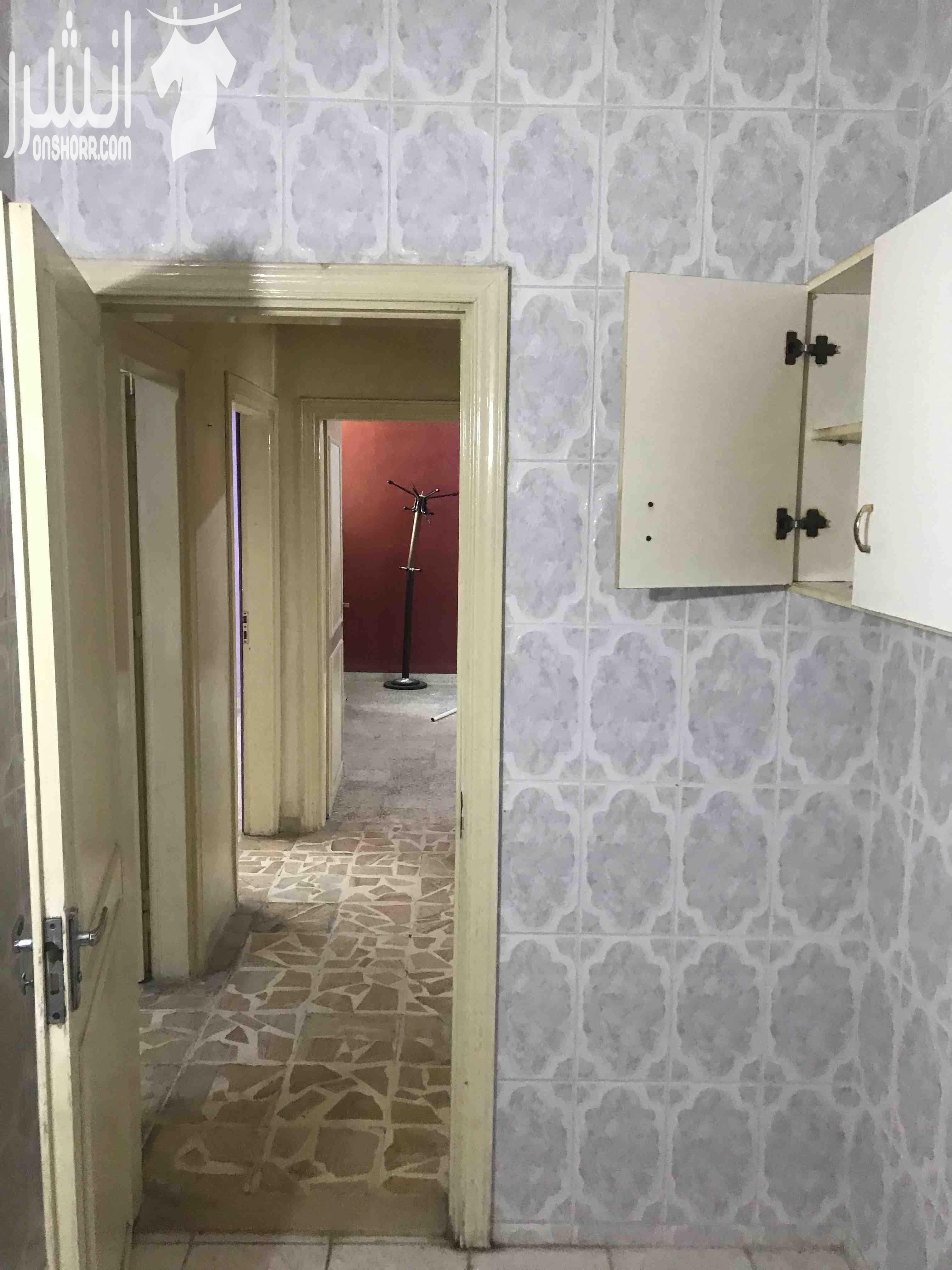 شقة للبيع موقعها ضاحية الامير حسن ، طابق ثاني مساحتها 150 m2 مكونة من ثلاث غرف نوم واسعة وصالة وغرفة ضيوف ومطبخ وحماميين وبلكونة ، عمر البناء 13 سنة الشقة معموللها ديكورات داخلية مع حماية شبابيك وابوا...