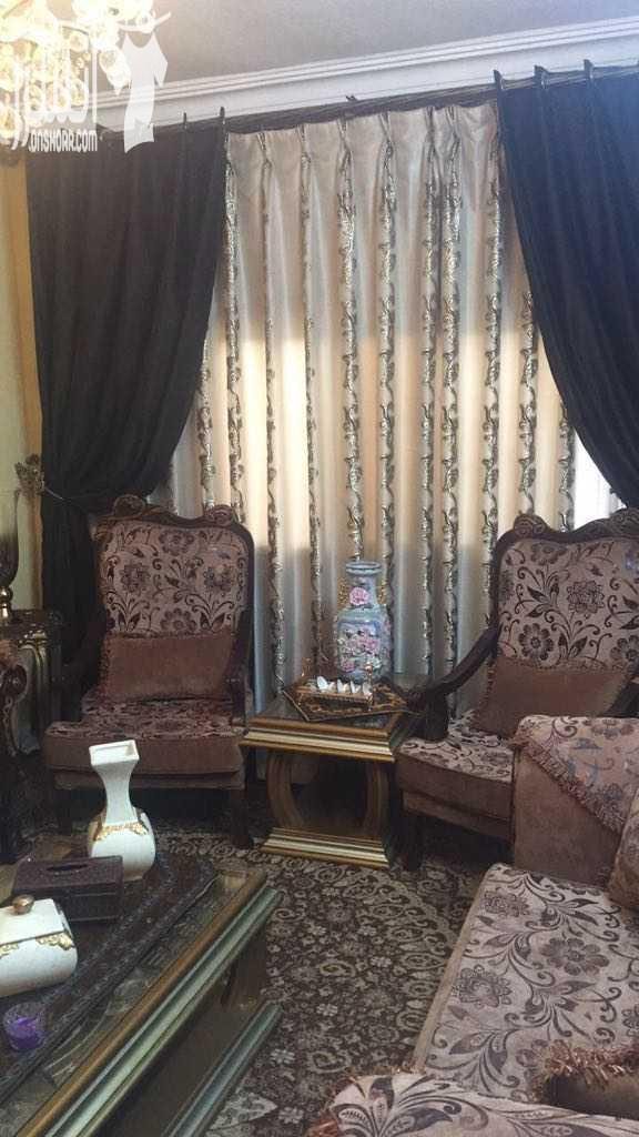 طقم كنابيات فخم بحاله ممتازه مع سجاده كبيره وطاولات قزاز وخشب مصري محفر وطاولتين صغار سحب ضيافه مع بردايه ٥٥٠ دينار هاتف رقم ٠٧٩٨٤٥٦٢٣٧