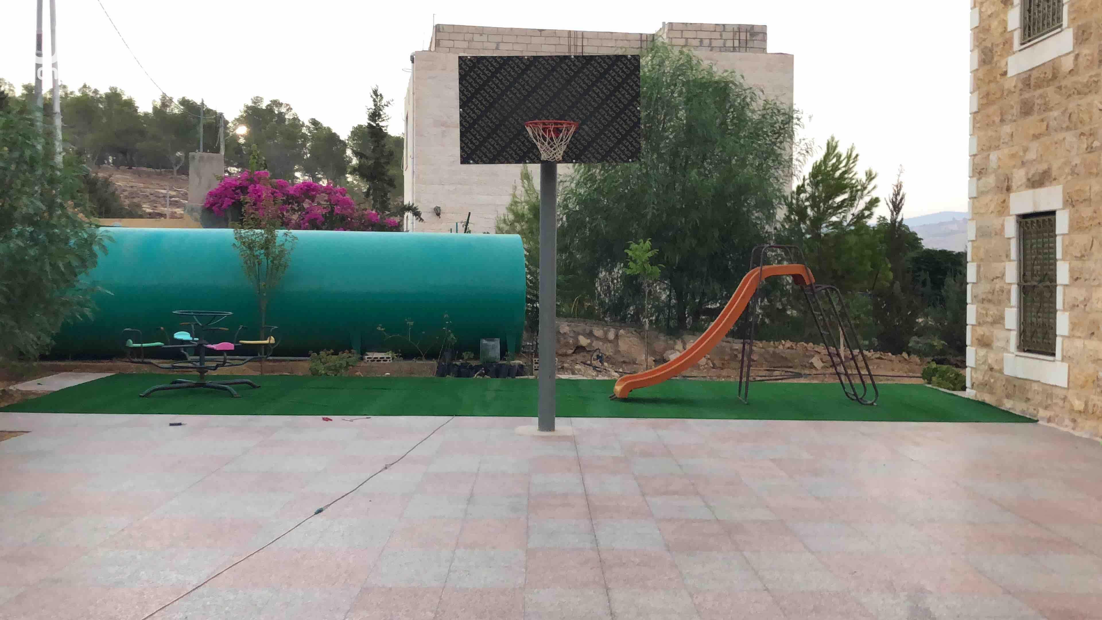 مزرعة مميزة في جرش للايجار مبيت او بدون مبيت مسبح 8*4 مع اضاءة كرة سلة كرة طائرة قعدات خارجية برندات اطلالة مميزة اجواء مميزة للشوي مكان للزرب مكان للعب الاطفال اسعار حسب الايام