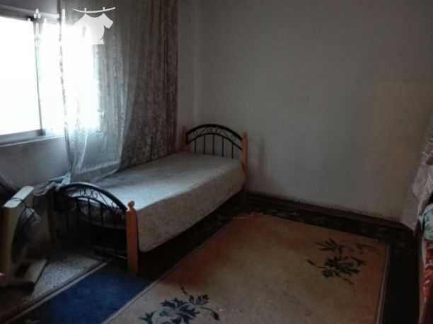 بيت مستقل قديم للبيع عل درج في حي نزال منطقه بدر لفتا شارع باب الساهره عمر البناء ٤٠ سنه مساحه الارض ٢٣٩متر مكون من طابقين الطابق الأول مساحته ٦٠متر مكون غرفتين نوم وحمام ومطبخ وساحه اماميه والطابق ال...