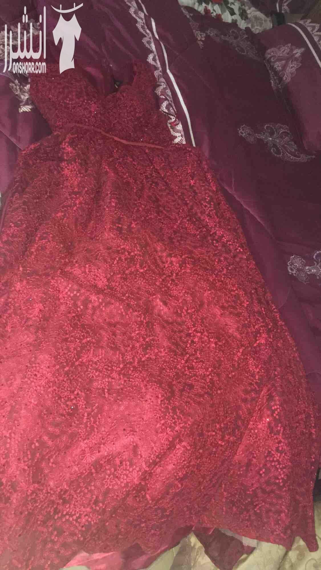 فستان سهره وعروس ولونه حلو يساعدك تلبسيه في اي مناسبه وتقدري تغيري مقاسه عند فرع كاديه مول سعره السابق ب1700ولبسته مره وحده بس